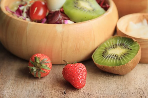 Ispanak salatası ve meyve — Stok fotoğraf