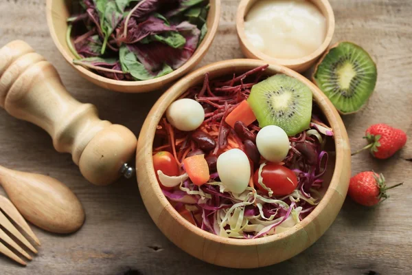 Spinatsalat und Obst — Stockfoto