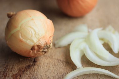 Ahşap zemin üzerine soğan