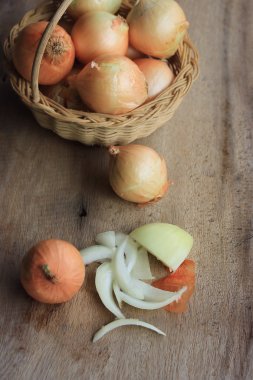 Ahşap zemin üzerine soğan