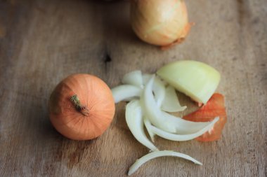 Ahşap zemin üzerine soğan