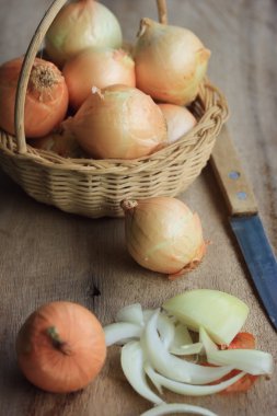 Ahşap zemin üzerine soğan