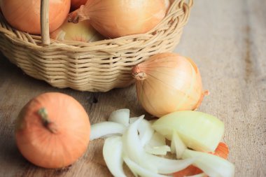 Ahşap zemin üzerine soğan