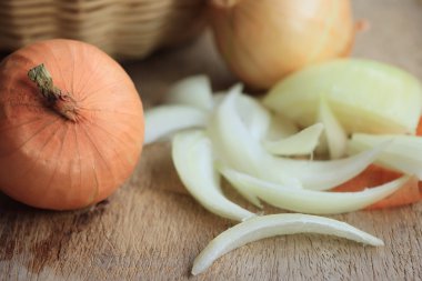 Ahşap zemin üzerine soğan