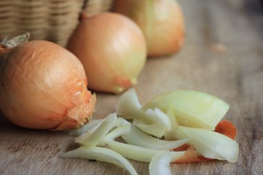 Ahşap zemin üzerine soğan