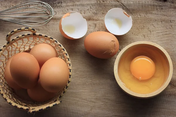 Yemas de huevo y frescas —  Fotos de Stock