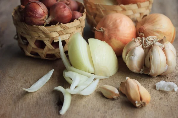 Hodně cibule a česnek — Stock fotografie