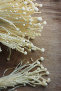 Altın iğne mantar beyaz