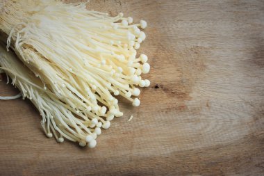 Altın iğne mantar beyaz