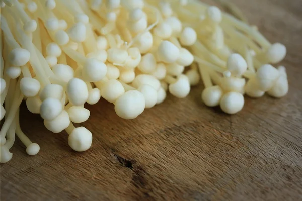 Aiguille dorée champignons blanc — Photo