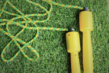 çimenlikte ip atlama