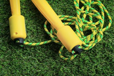 çimenlikte ip atlama