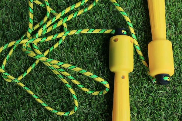 Pular corda no gramado — Fotografia de Stock