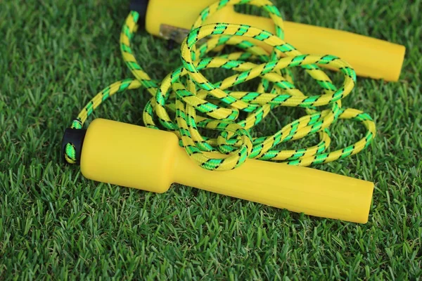 Pular corda no gramado — Fotografia de Stock
