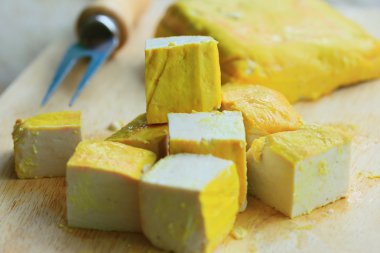 Yığın sarı tofu ve beyaz