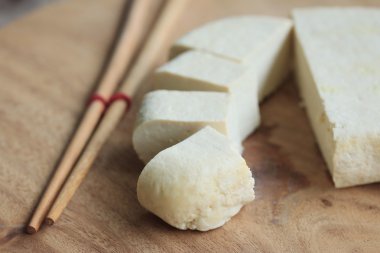 Yığın sarı tofu ve beyaz