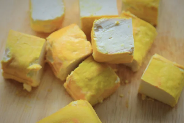 Häufen Sie gelben Tofu und weißen — Stockfoto