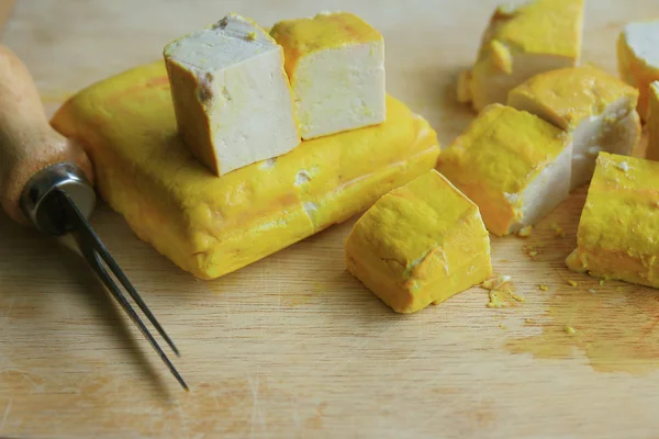 Куча жёлтого тофу и белого — стоковое фото