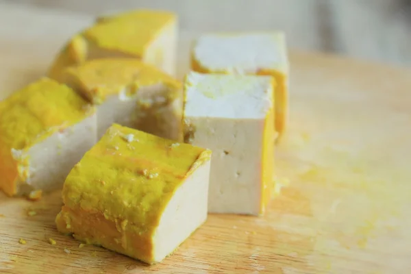 Купа жовтого тофу і білого — стокове фото