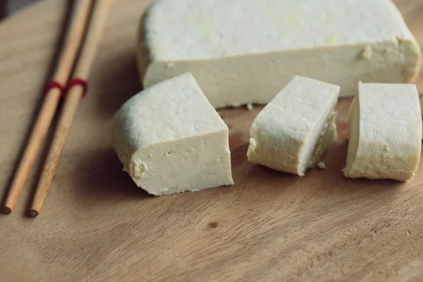 Montón de tofu amarillo y blanco — Foto de Stock