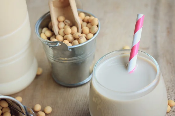 Sojamjölk med sojabönor — Stockfoto