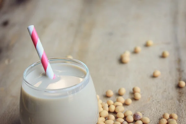 Соевое молоко с соевым бобом — стоковое фото
