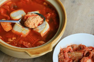 Kimchi çorbası - Kore yemeği