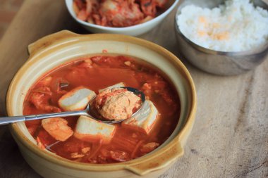 Kimchi çorbası - Kore yemeği