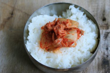 Kimchi ve haşlanmış pirinç