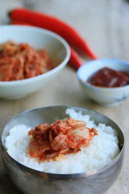 Kimchi ve haşlanmış pirinç