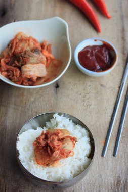 Kimchi ve haşlanmış pirinç
