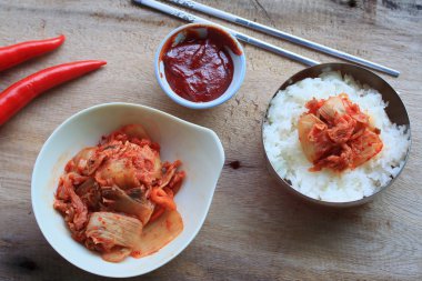 Kimchi ve haşlanmış pirinç