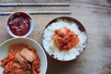Kimchi ve haşlanmış pirinç
