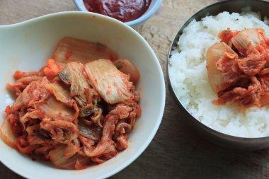 Kimchi ve haşlanmış pirinç
