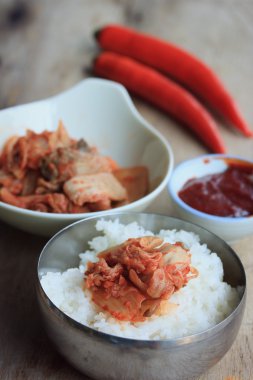 Kimchi ve haşlanmış pirinç