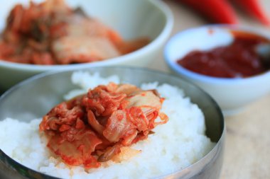 Kimchi ve haşlanmış pirinç