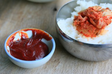 Kimchi ve haşlanmış pirinç