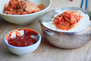Kimchi ve haşlanmış pirinç