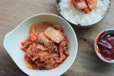 Kimchi ve haşlanmış pirinç