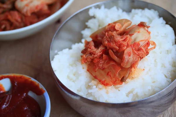 Kimchi e arroz cozido no vapor — Fotografia de Stock