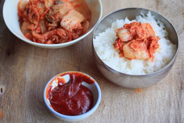 Kimchi ve haşlanmış pirinç
