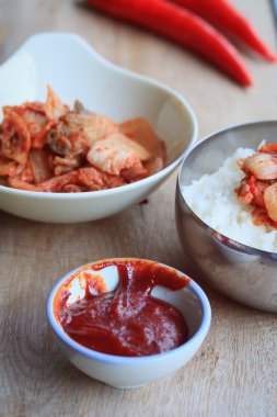 Kimchi ve haşlanmış pirinç