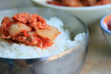 Kimchi ve haşlanmış pirinç