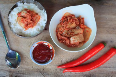 Kimchi ve haşlanmış pirinç