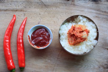 Kimchi ve haşlanmış pirinç