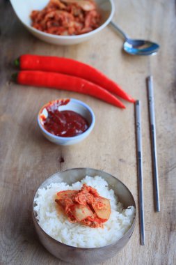 Kimchi ve haşlanmış pirinç
