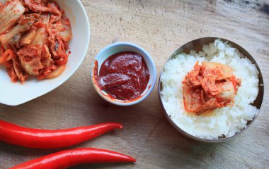 Kimchi ve haşlanmış pirinç
