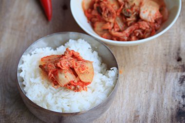Kimchi ve haşlanmış pirinç