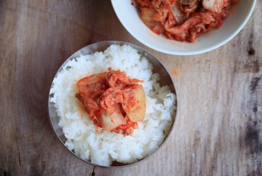 Kimchi ve haşlanmış pirinç