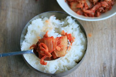 Kimchi ve haşlanmış pirinç